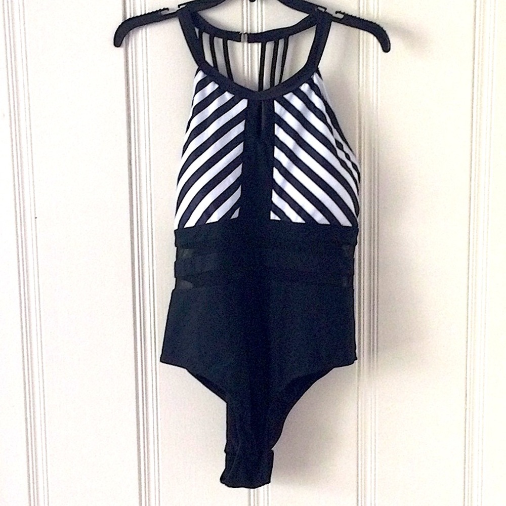 💥BLACK/WHITE “BARBIE STYLE” WOMENS SWIMSUIT 🌟